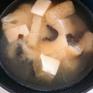 コリコリ♪キクラゲと豆腐と油揚げのお味噌汁